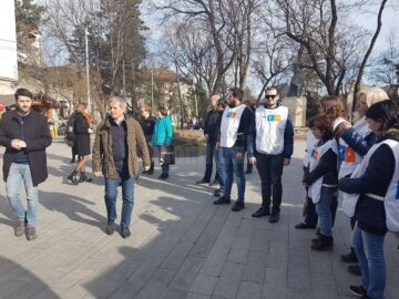 Dacian Cioloș și echipa sa, la întâlnirea cu membrii comunității locale