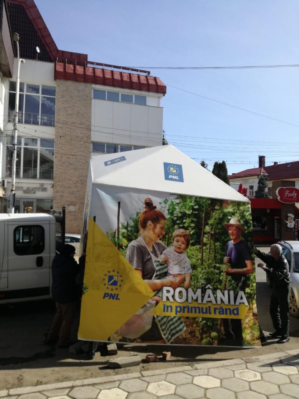 Mihalescul: "Autoritățile locale din municipiul Rădăuți au acționat din nou abuziv, confiscând cortul în care cetățenii semnau pentru susținerea candidaților PNL pentru alegerile pentru Parlamentul European"