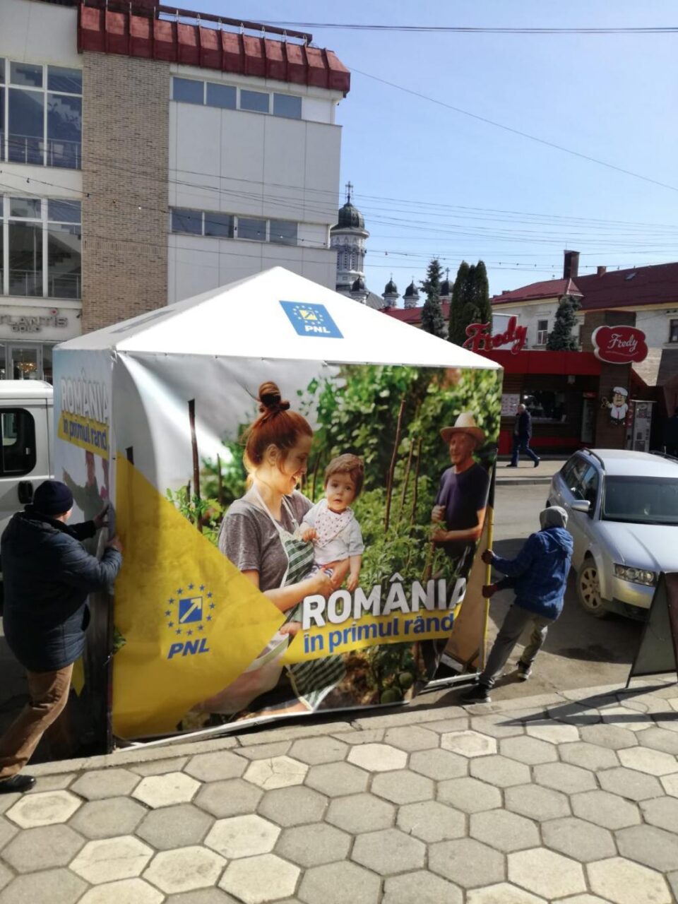 Mihalescul: "Autoritățile locale din municipiul Rădăuți au acționat din nou abuziv, confiscând cortul în care cetățenii semnau pentru susținerea candidaților PNL pentru alegerile pentru Parlamentul European"