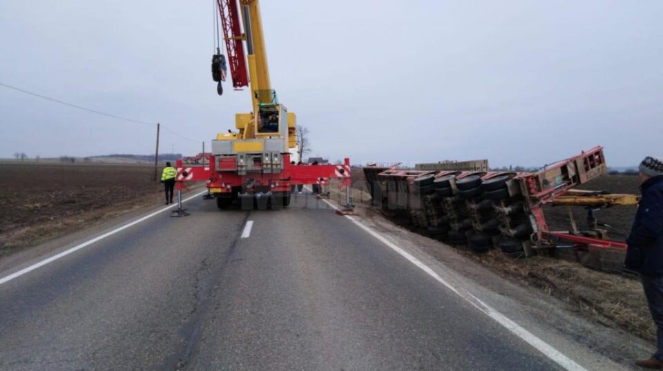 Trafic blocat la Grănicești, după ce un tir s-a răsturnat