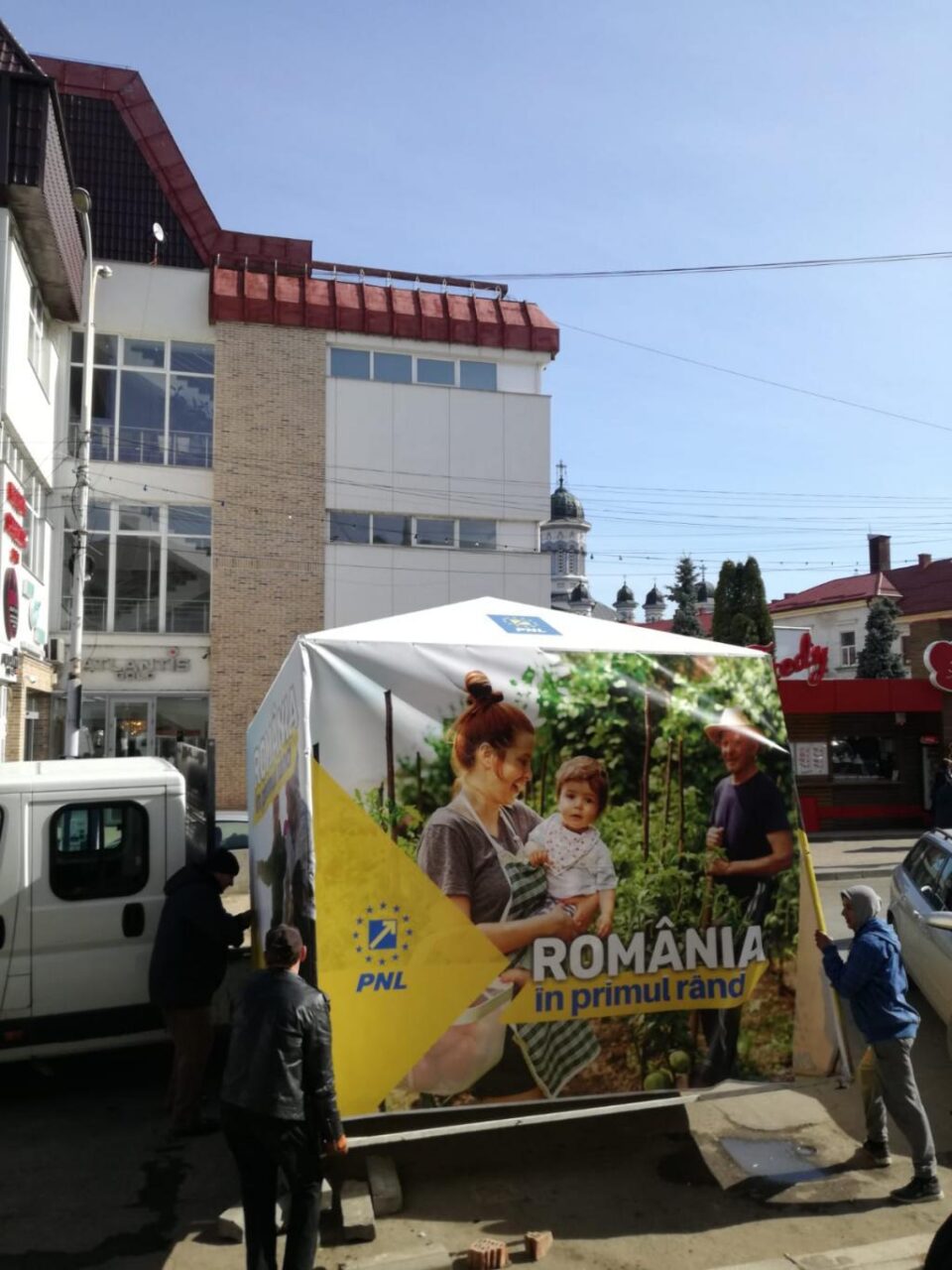 Mihalescul: "Autoritățile locale din municipiul Rădăuți au acționat din nou abuziv, confiscând cortul în care cetățenii semnau pentru susținerea candidaților PNL pentru alegerile pentru Parlamentul European"
