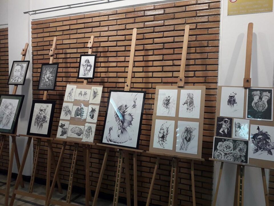 Expoziție de grafică și pictură realizată de studenți suceveni