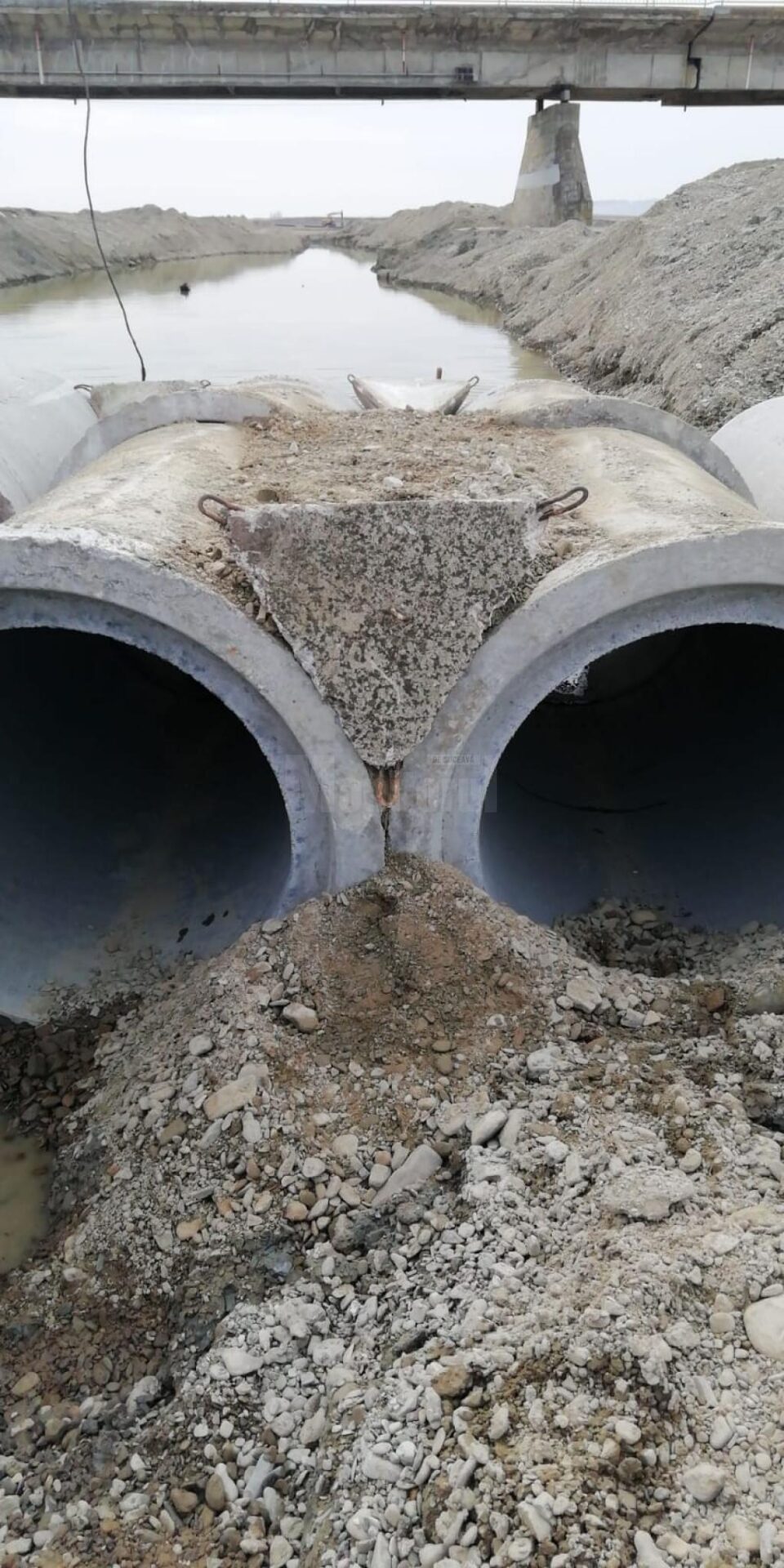 Podul provizoriu de peste râul Suceava, de la Verești, va fi funcțional peste zece zile