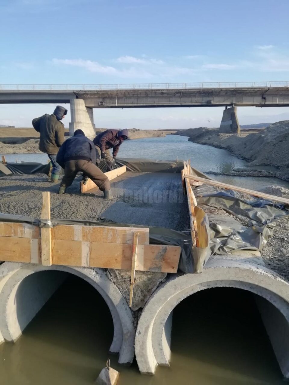 Podul provizoriu de peste râul Suceava, de la Verești, va fi funcțional peste zece zile