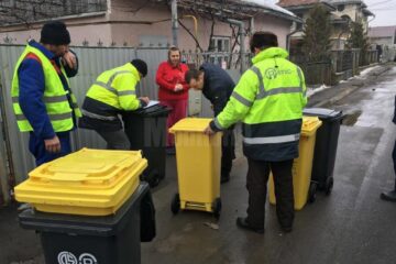 Pubele de 120 de litri, galbene și negre, distribuite celor care locuiesc la case