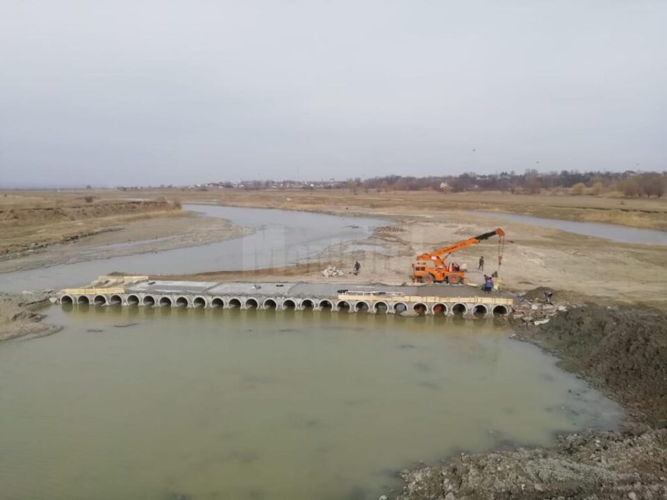 Podul provizoriu de peste râul Suceava, de la Verești