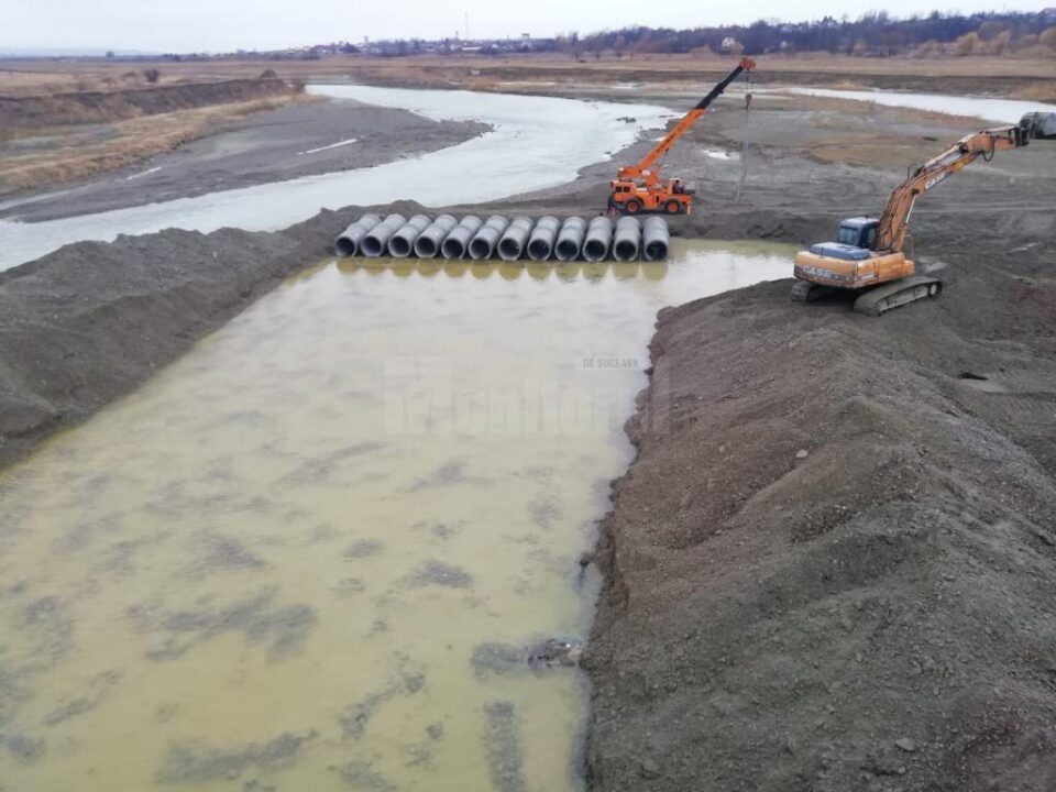Podul provizoriu de peste râul Suceava, de la Verești, va fi funcțional peste zece zile