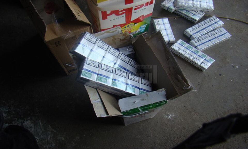 Țigări ascunse în cutii de detergent și în caroseria unui autoturism, descoperite la PTF Siret