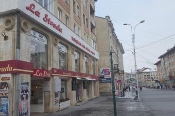 „La Strada”, locul unde găsiți încălțăminte, marochinărie, geci, haine din piele, cojoace, blănuri, accesorii de cea mai bună calitate
