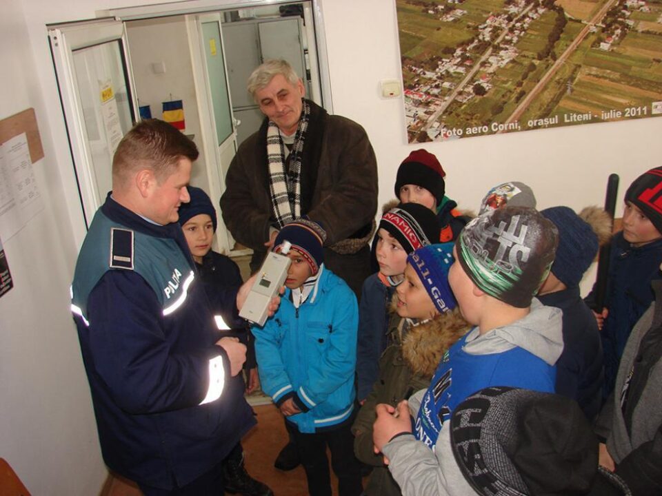 Polițiștii au „descins” în școlile din județ