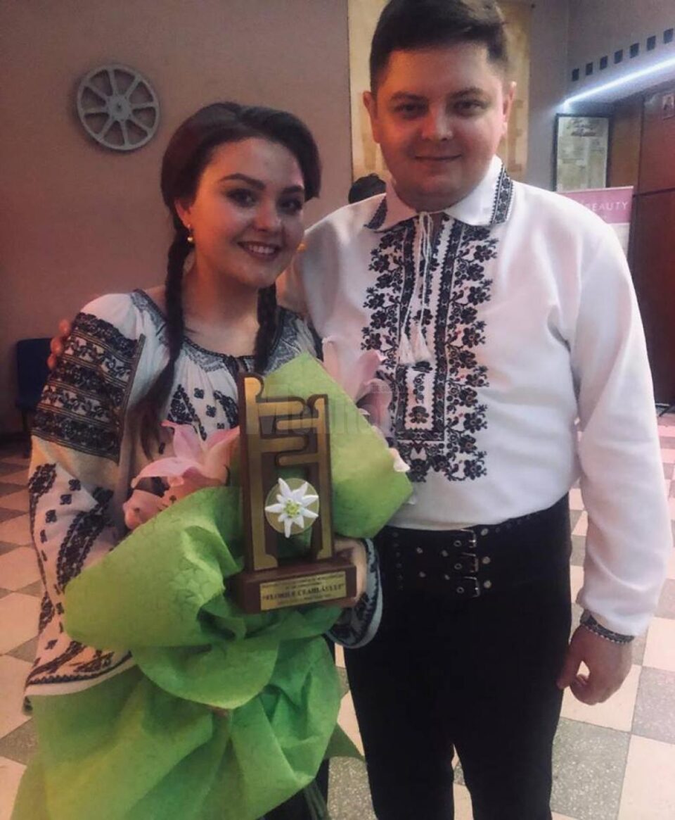 Interpreta Alexandra Diana Dan, din Putna, a câștigat Trofeul Festivalului „Florile Ceahlăului” Interpreta Alexandra Diana Dan, din Putna, a câștigat Trofeul Festivalului „Florile Ceahlăului”