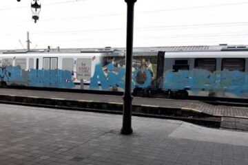 Trenul a fost murdărit dintr-un capăt în altul cu un spray de culoare albastră. Foto: linia515.wordpress.com