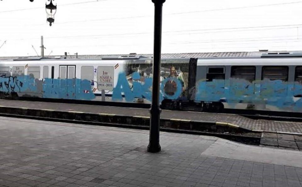 Trenul a fost murdărit dintr-un capăt în altul cu un spray de culoare albastră. Foto: linia515.wordpress.com Trenul a fost murdărit dintr-un capăt în altul cu un spray de culoare albastră. Foto: linia515.wordpress.com