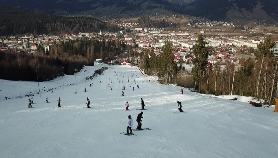 Iubitorii sporturilor de iarnă au dansat hore și au coborât pe pârtie îmbrăcați în port popular