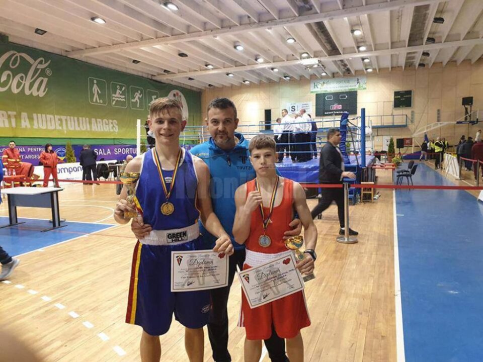 Cristi Măzăreanu (dreapta) și Sebastian Ceotir (stânga), împreună cu antrenorul Andu Vornicu