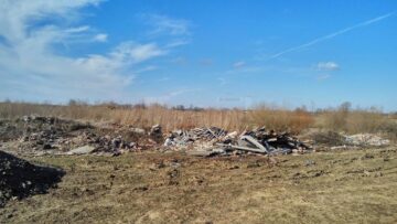 Cruci, wc-uri și deșeuri din construcții, aruncate pe malul Siretului