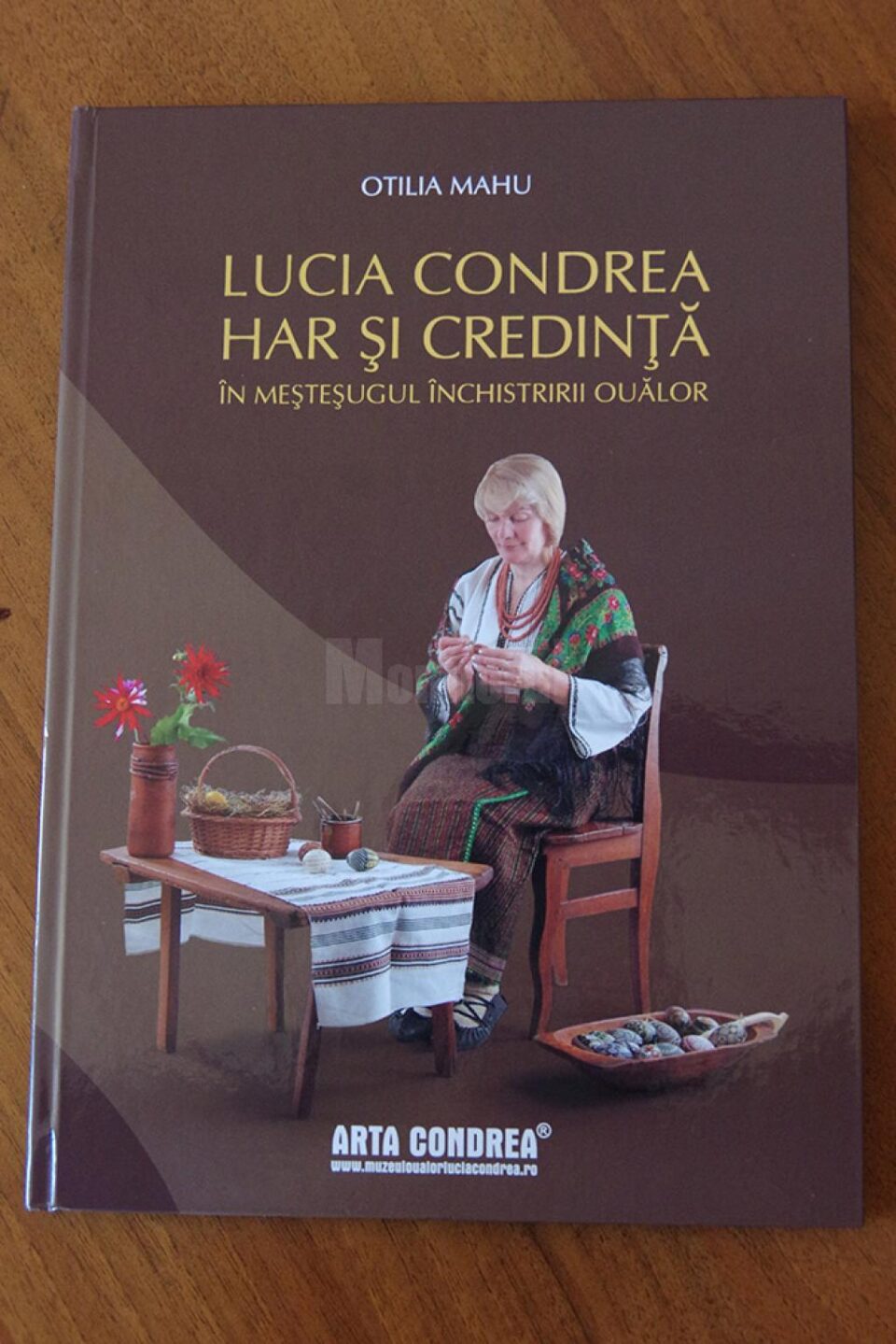 Carte-album „Lucia Condrea – har și credință în meșteșugul închistririi ouălor”