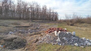 Cruci, wc-uri și deșeuri din construcții, aruncate pe malul Siretului