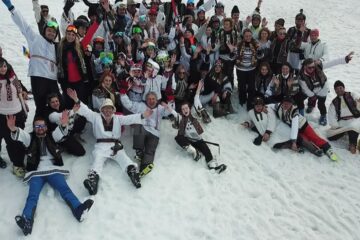 Iubitorii sporturilor de iarnă au răspuns invitației organizatorilor evenimentului „Ia-ți cămeșa și bundița/ Hai la schi pe Veverița”