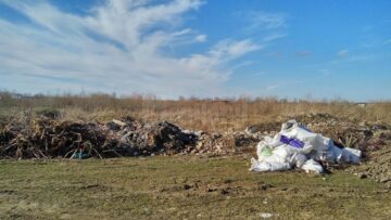 Locuri frumoase, dar sufocate de deșeuri, pe malul Siretului