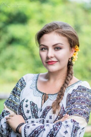 Interpreta Alexandra Diana Dan, din Putna, a câștigat Trofeul Festivalului „Florile Ceahlăului”
