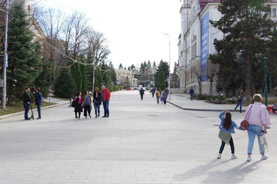 Zona modernizată din fața Palatului Administrativ devine doar pietonală