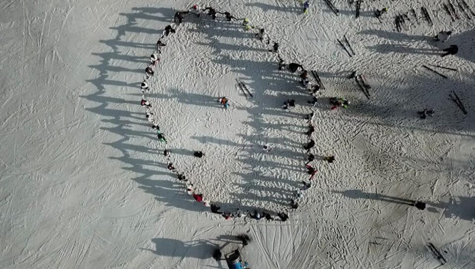 Iubitorii sporturilor de iarnă au dansat hore și au coborât pe pârtie îmbrăcați în port popular