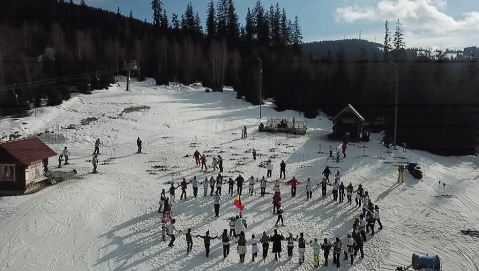 Iubitorii sporturilor de iarnă au dansat hore și au coborât pe pârtie îmbrăcați în port popular