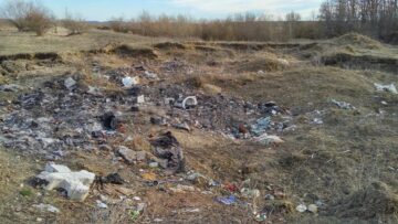 Cruci, wc-uri și deșeuri din construcții, aruncate pe malul Siretului