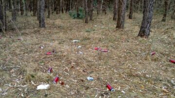 Paturi și canapele vechi se descompun acum în natură, printre sticle și doze metalice