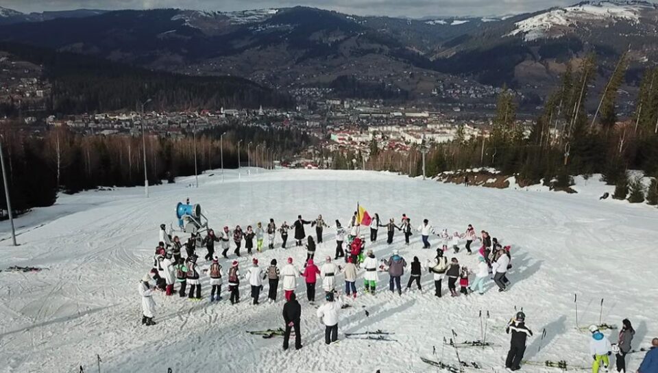 Iubitorii sporturilor de iarnă au dansat hore și au coborât pe pârtie îmbrăcați în port popular