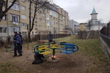 Lucrările de dezafectare a vechilor instalații de la locurile de joacă au început de ieri