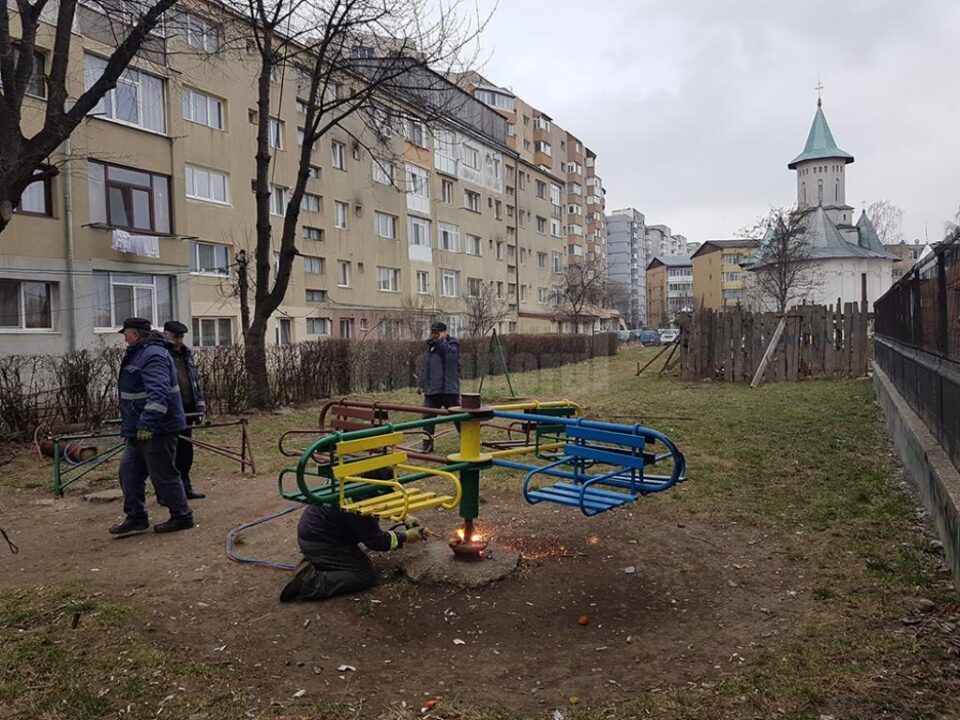 Lucrările de dezafectare a vechilor instalații de la locurile de joacă au început de ieri