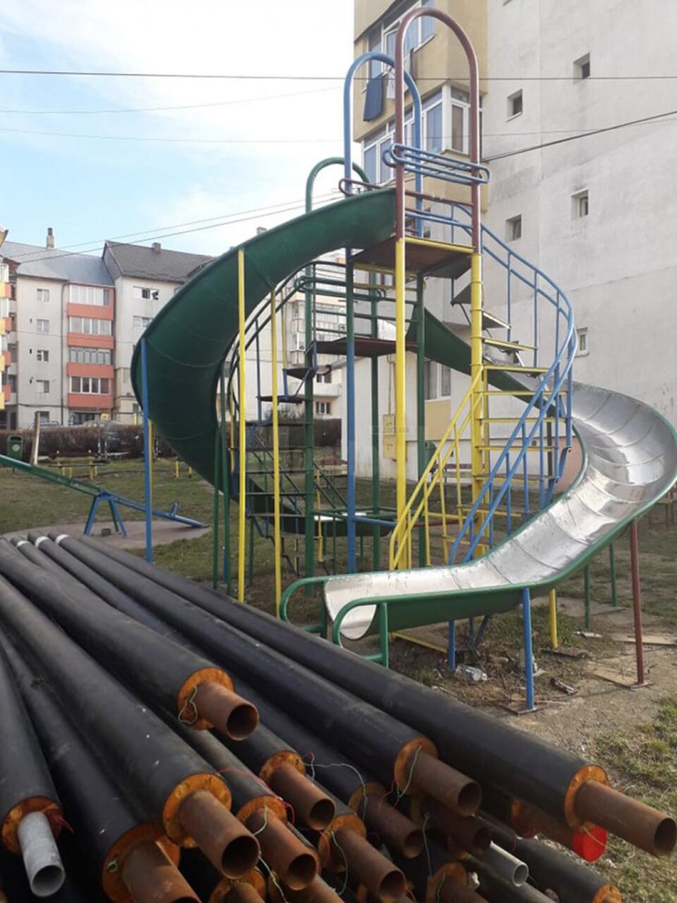 Un morman de țevi de termoficare blochează un loc de joacă din Obcini