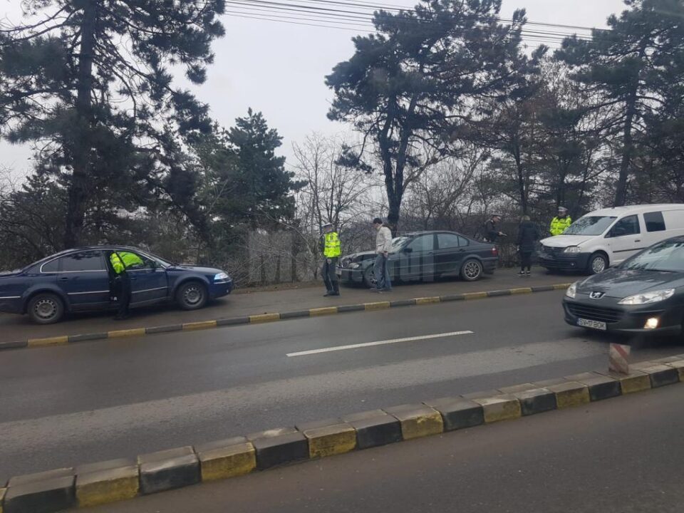 Mașinile au fost trase în afara carosabilului