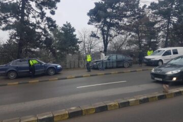 Mașinile au fost trase în afara carosabilului