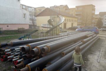 Conductele de termoficare depozitate la locul de joacă pentru copii de pe strada Măgurei