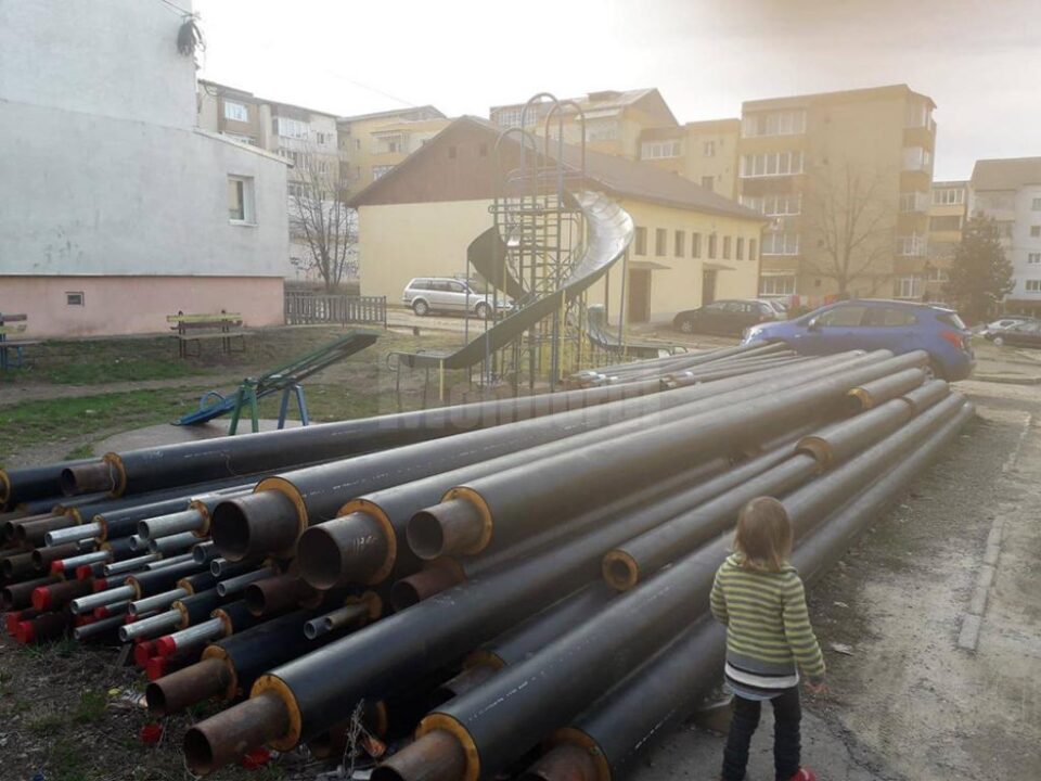 Conductele de termoficare depozitate la locul de joacă pentru copii de pe strada Măgurei
