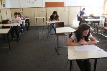 Simularea continuă doar pentru elevii claselor a XII-a