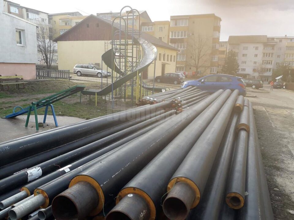 Un morman de țevi de termoficare blochează un loc de joacă din Obcini
