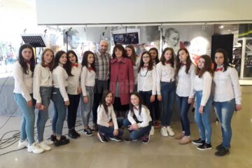 Recital de cântece în limba franceză susținut de elevii Școlii Gimnaziale Soloneț, la Iulius Mall