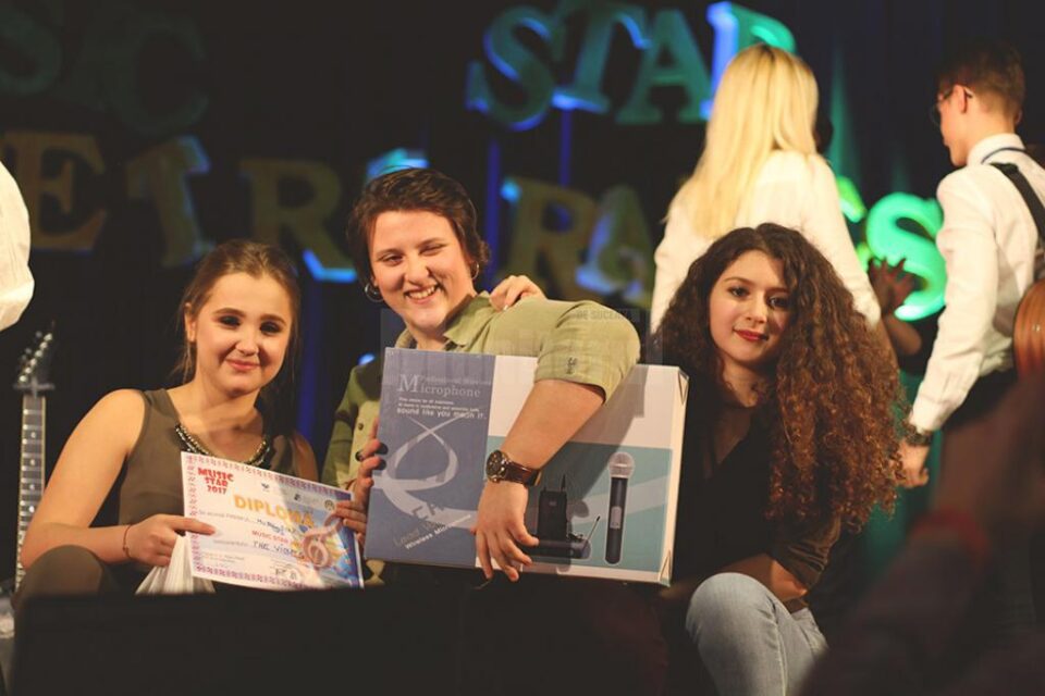 Confruntare între elevii Colegiului „Petru Rareș” și studenții de la USV, pe scena Music Star Confruntare între elevii Colegiului „Petru Rareș” și studenții de la USV, pe scena Music Star