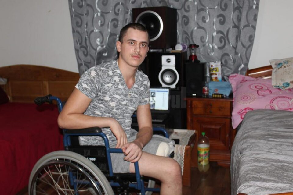 Florin-Alexandru Floriștean, tânărul din Capu Câmpului rămas fără un picior în urma unui accident rutier are nevoie în continuare de ajutor Florin-Alexandru Floriștean, tânărul din Capu Câmpului rămas fără un picior în urma unui accident rutier are nevoie în continuare de ajutor