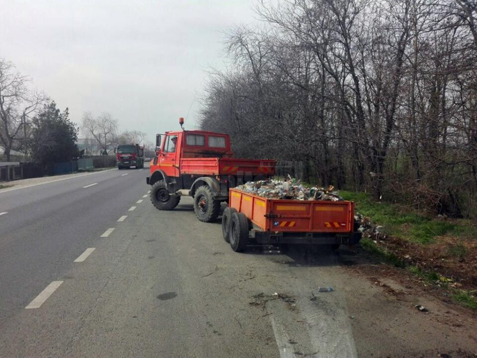 Drumarii au ajuns sa fie gunoieri două zile pe săptămână