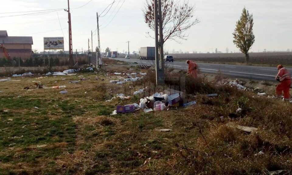 Cantități foarte mari de gunoaie strânse din parcări și de la marginea drumurilor naționale