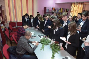 Romanul „Copiii din tren coboară la prima”, disecat de liceeni de la Filologie, în prezența autorului, a eroului principal și a celui care a scris prefața. Foto: Art Image