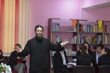 Romanul „Copiii din tren coboară la prima”, disecat de liceeni de la Filologie, în prezența autorului, a eroului principal și a celui care a scris prefața. Foto: Art Image