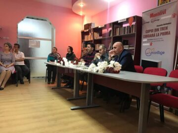 Tiberiu Avram (dreapta), Florin Haidamac și Cornel Manaz, în fața celor mai tineri critici ai romanului "Copiii din tren coboară la prima"
