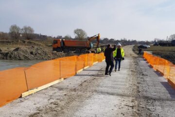 Podul provizoriu de peste apa Sucevei dintre Verești și Udești a fost deschis circulației publice