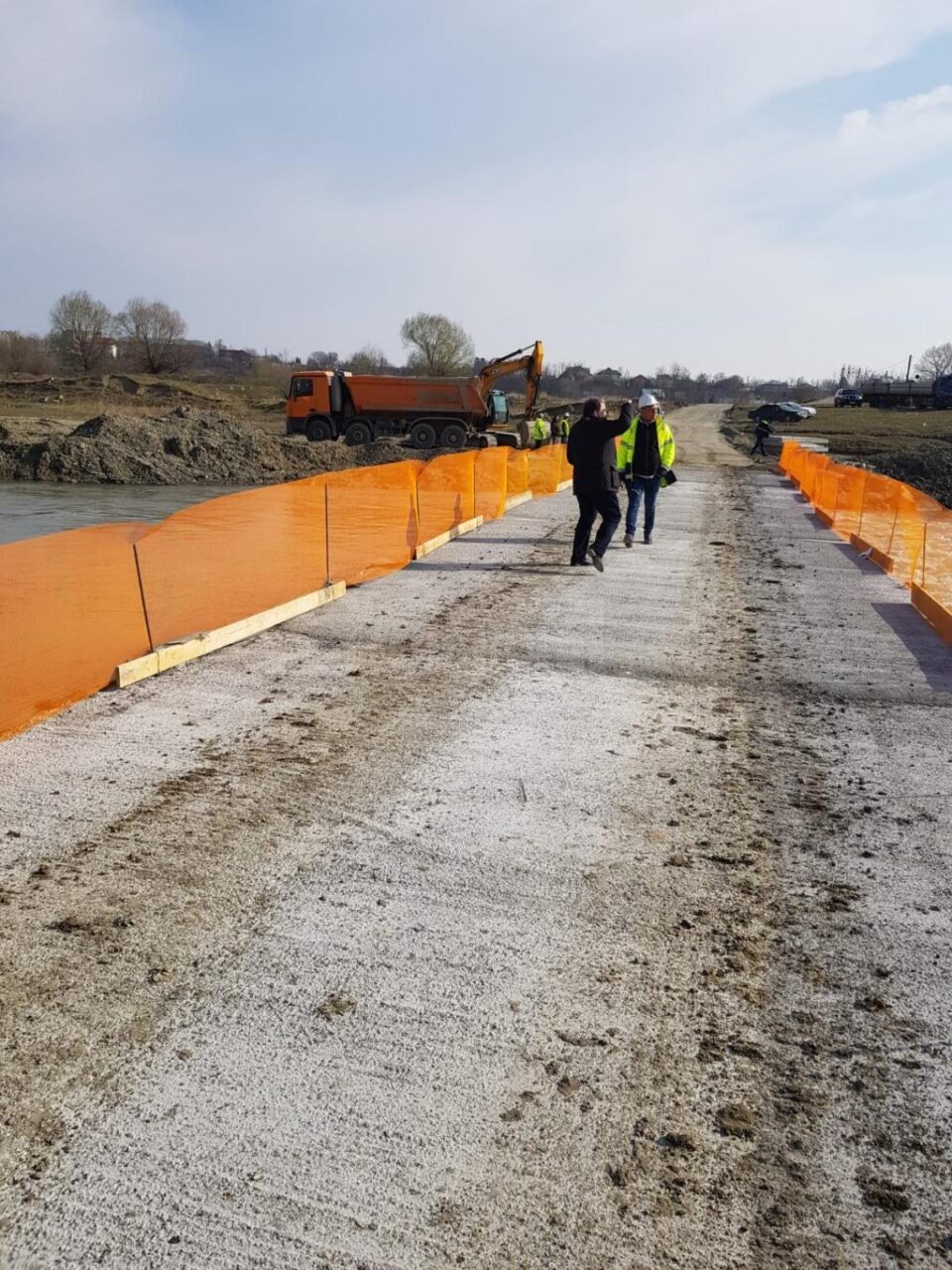 Podul provizoriu de peste apa Sucevei dintre Verești și Udești a fost deschis circulației publice